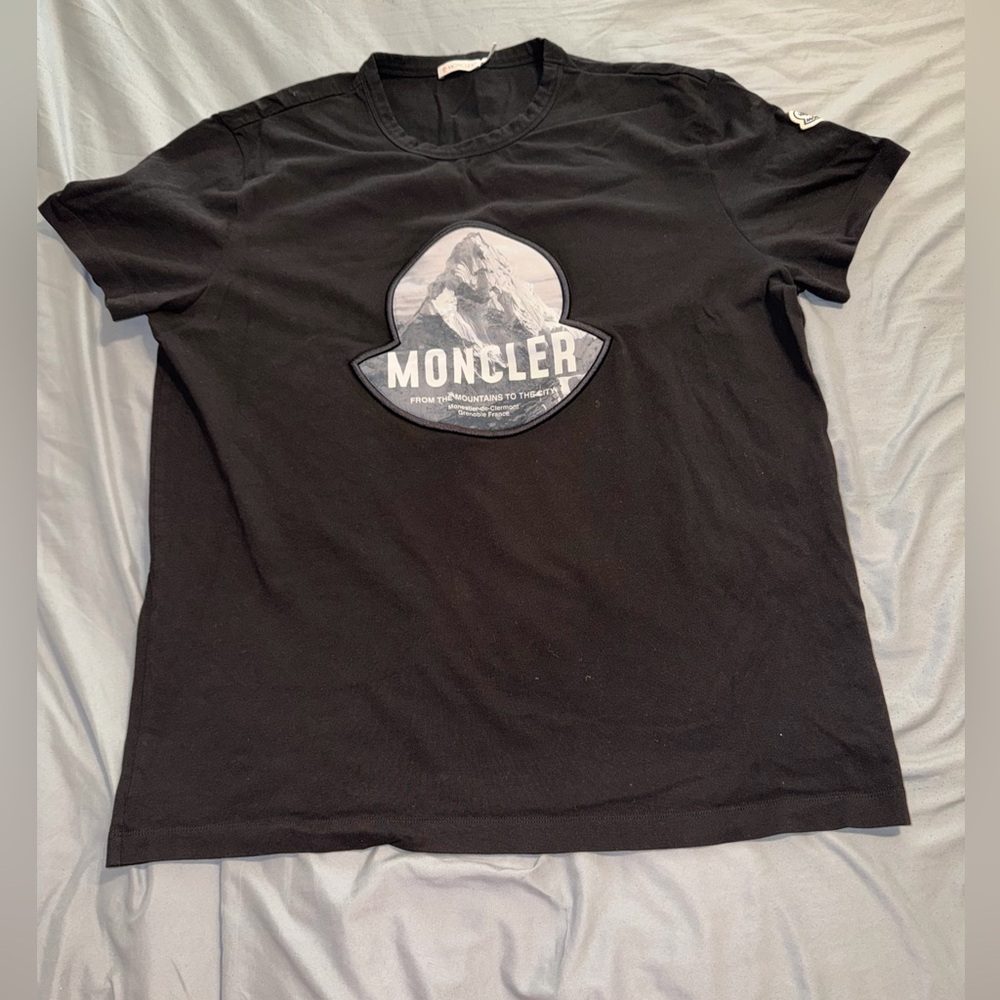 Men’s Black Short-Sleeve Moncler Graphic Tee. Size: L, Like-New
